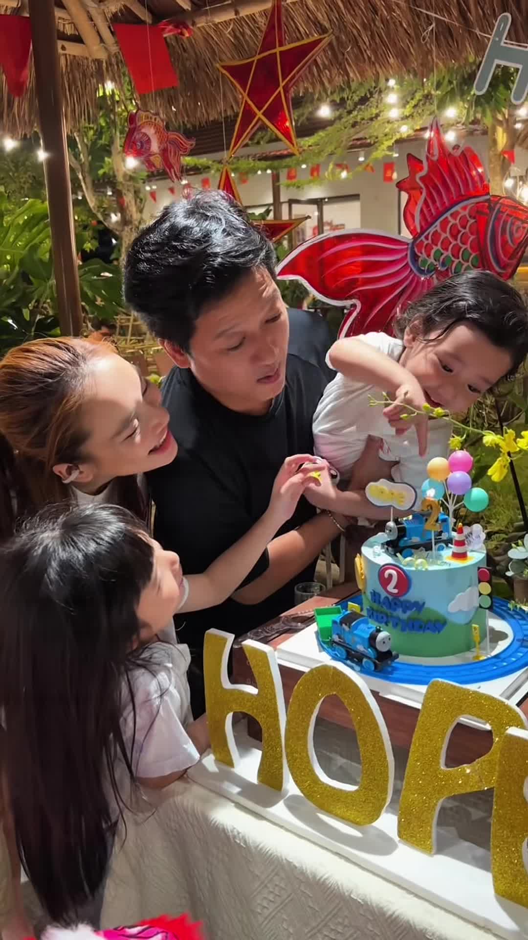 Video khoảnh khắc hạnh phúc của gia đình Trường Giang - Nhã Phương