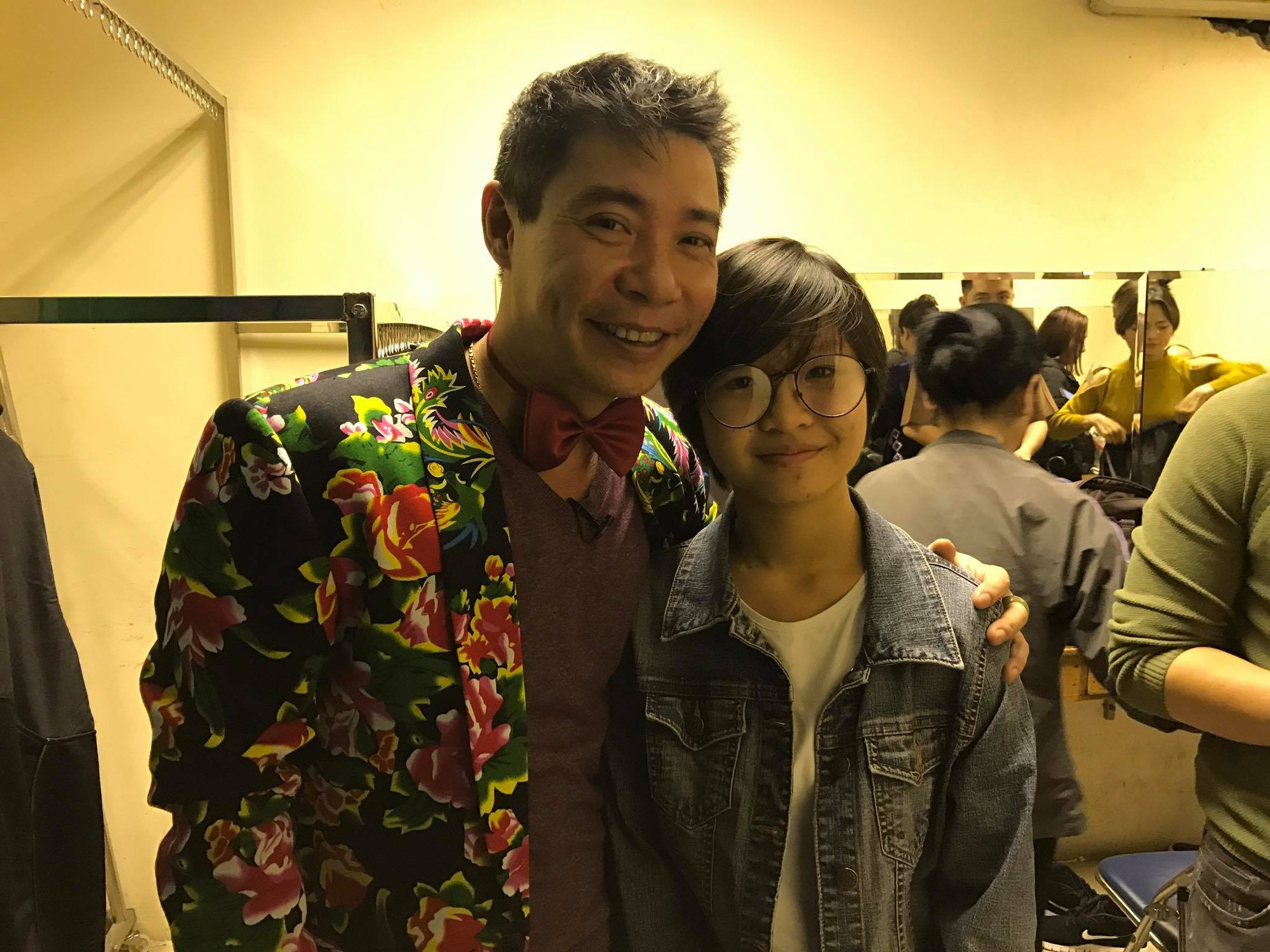 Thục Anh cùng bố tại sân khấu biểu diễn