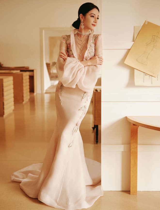 Địch Lệ Nhiệt Ba trong trang phục lịch sự kiện