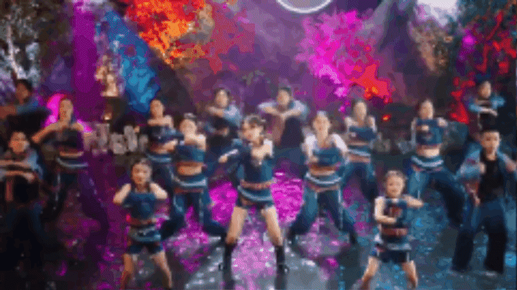 Kim Cương biểu diễn dưới điều kiện ướt lạnh