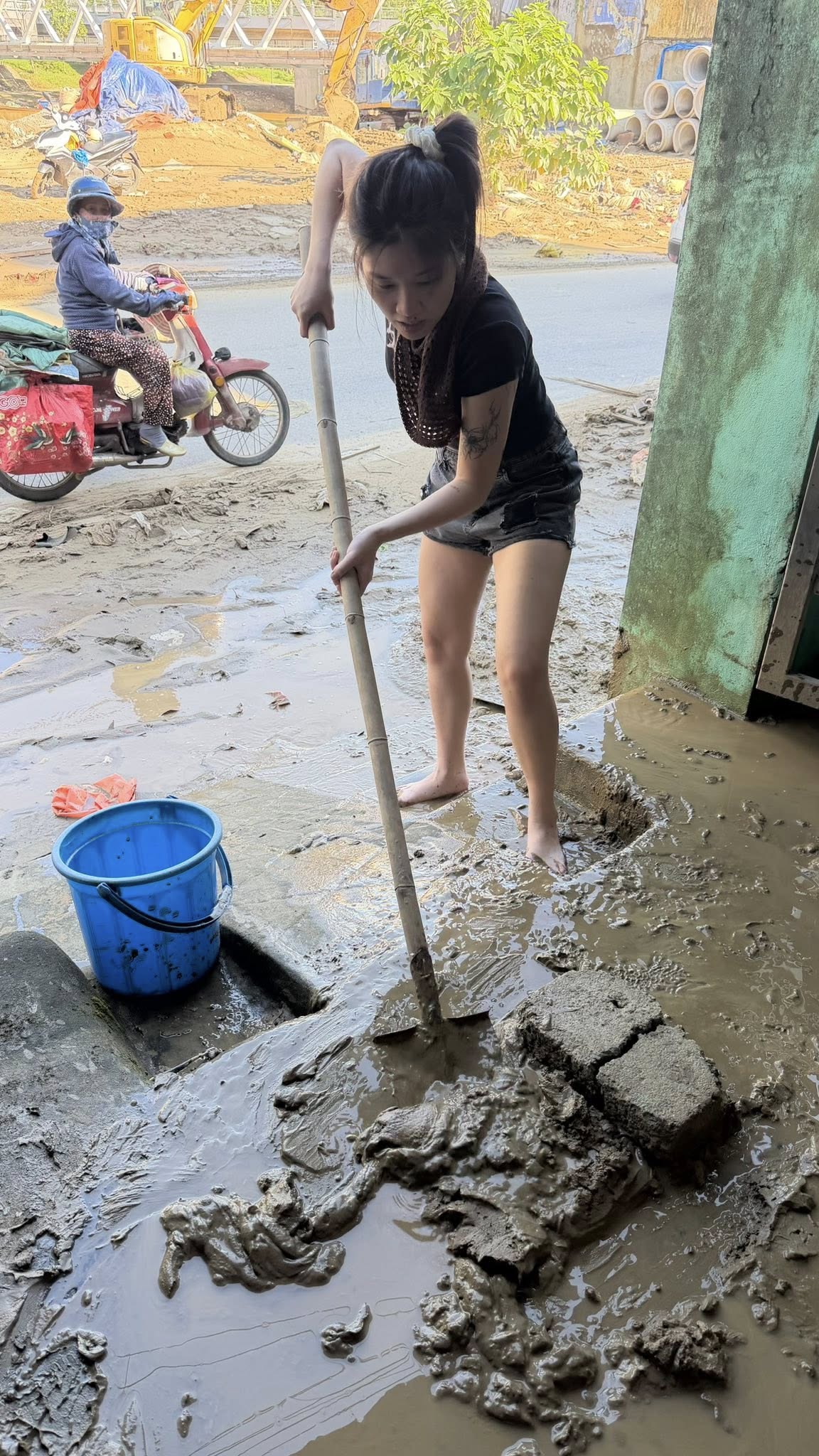 Gia đình MC Cát Tường dọn dẹp nhà cửa Cả gia đình cùng dọn dẹp nhà cửa sau bão