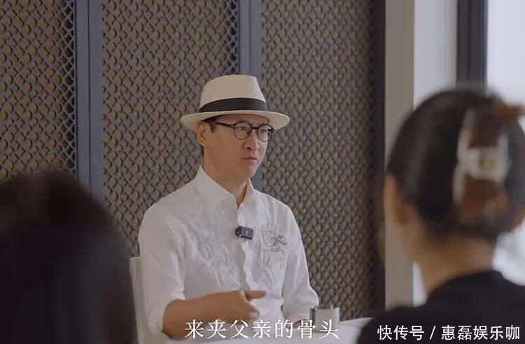 Châu Kiệt bên linh vị cha mẹ