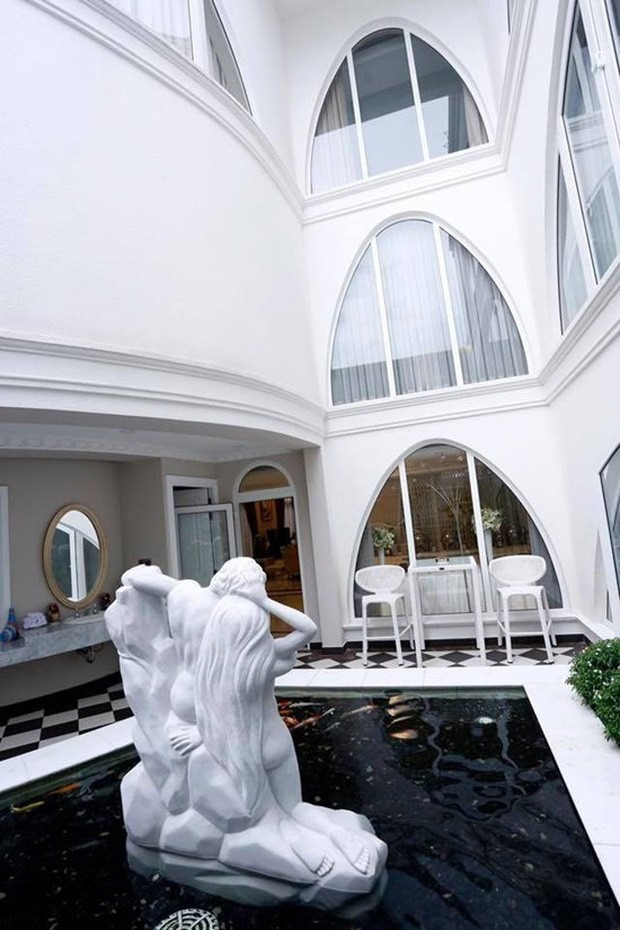 Hồ cá và tượng trắng