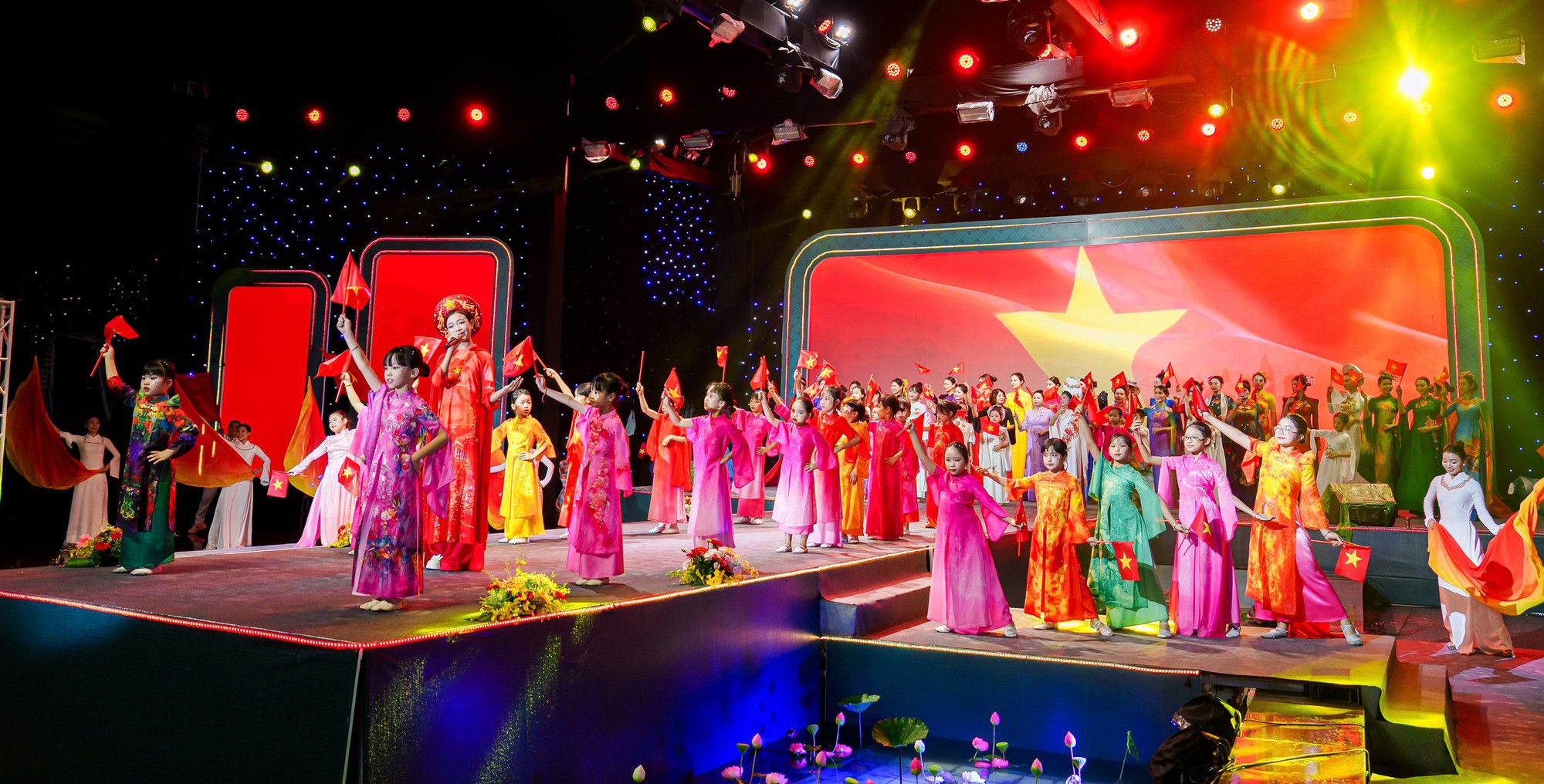 Màn trình diễn áo dài rực rỡ ánh đèn sân khấu