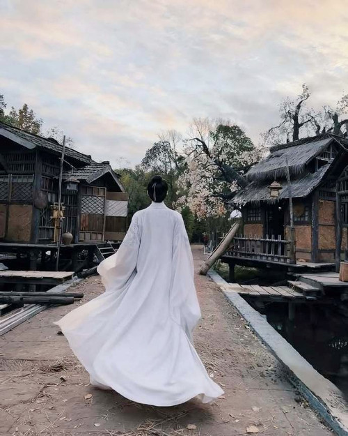 Trương Triết Hạn trở lại đóng phim sau 4 năm bị cấm sóng Trương Triết Hạn mặc đồ cổ trang trên phim trường