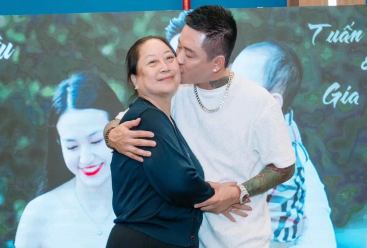 Mẹ ruột Tuấn Hưng tần tảo