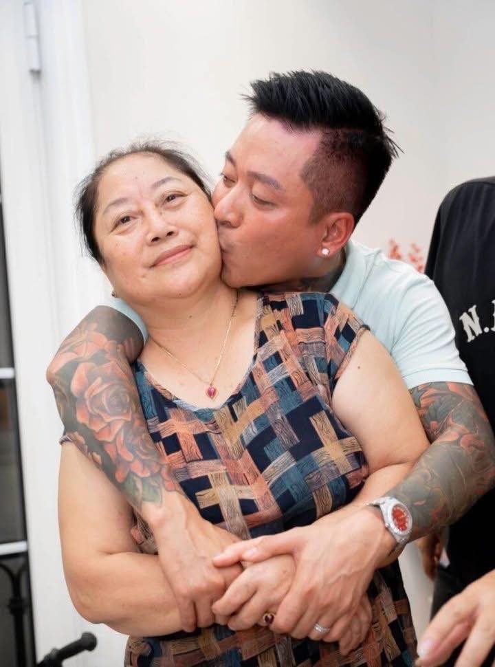 Mẹ của Tuấn Hưng đã trút hơi thở cuối cùng ở nhà riêng, sau thời gian chiến đấu với bệnh ung thư Hình ảnh mẹ Tuấn Hưng