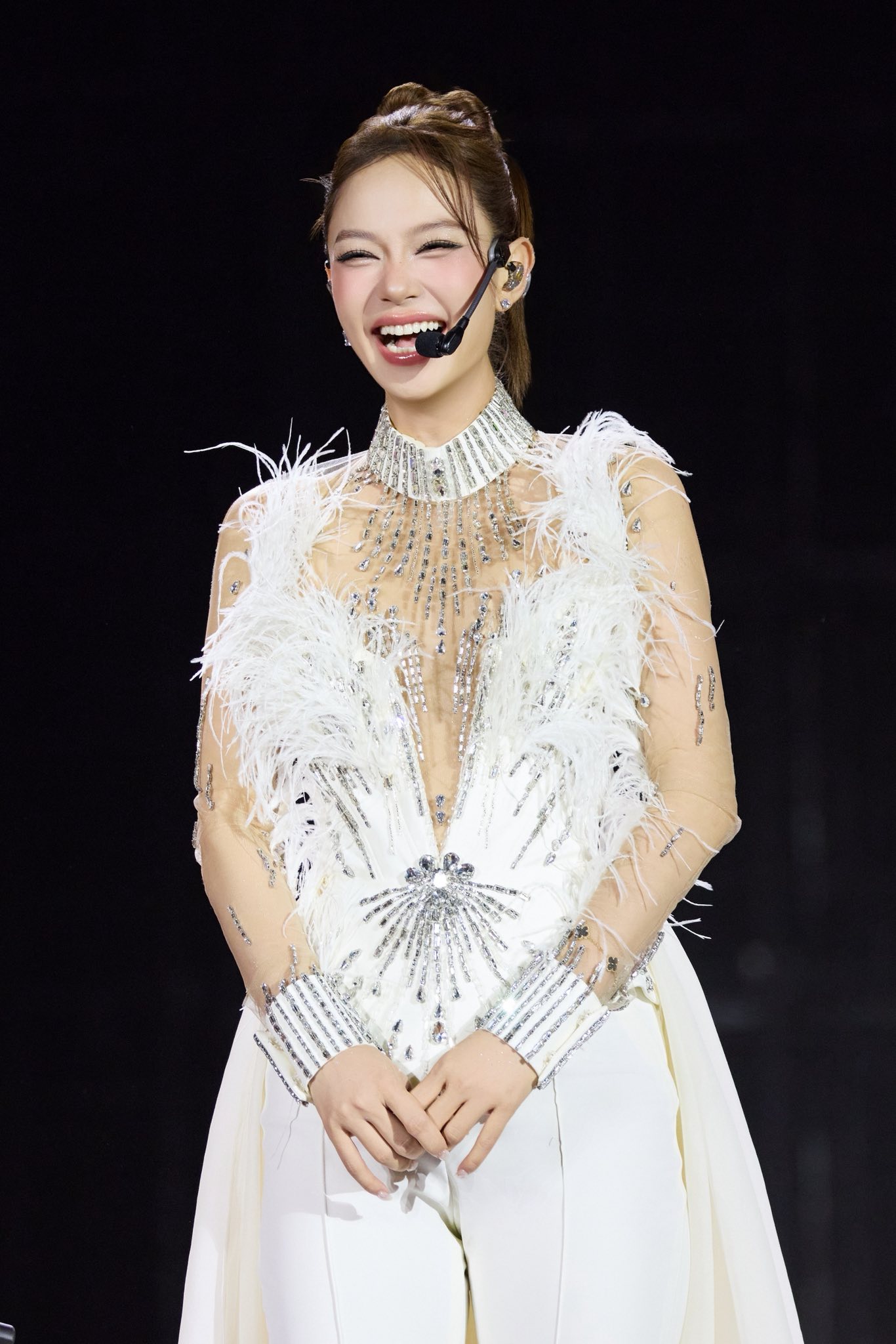 Minh Hằng biểu diễn