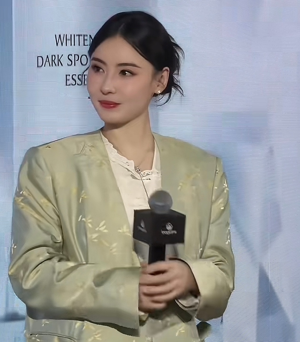 Gương mặt phù nề và đơ cứng tháng 6