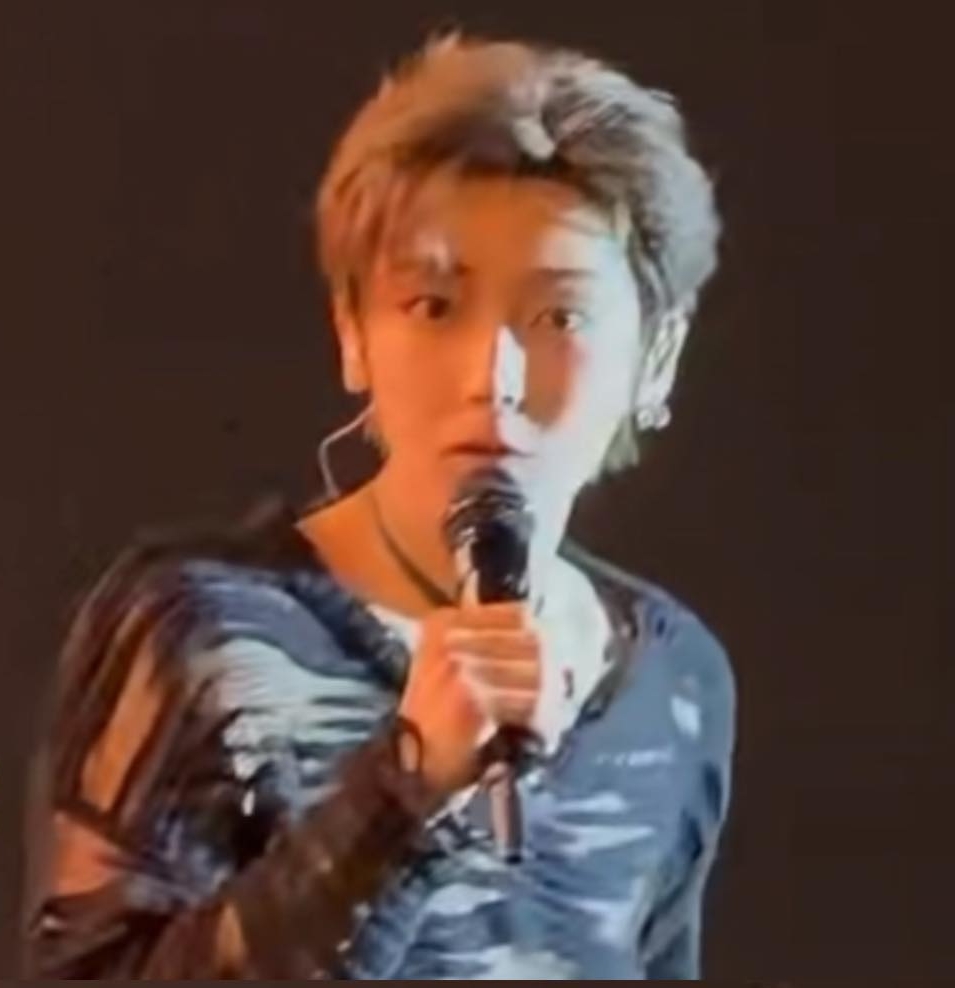 Hầu Minh Hạo cúi đầu hoảng loạn khi bị troll