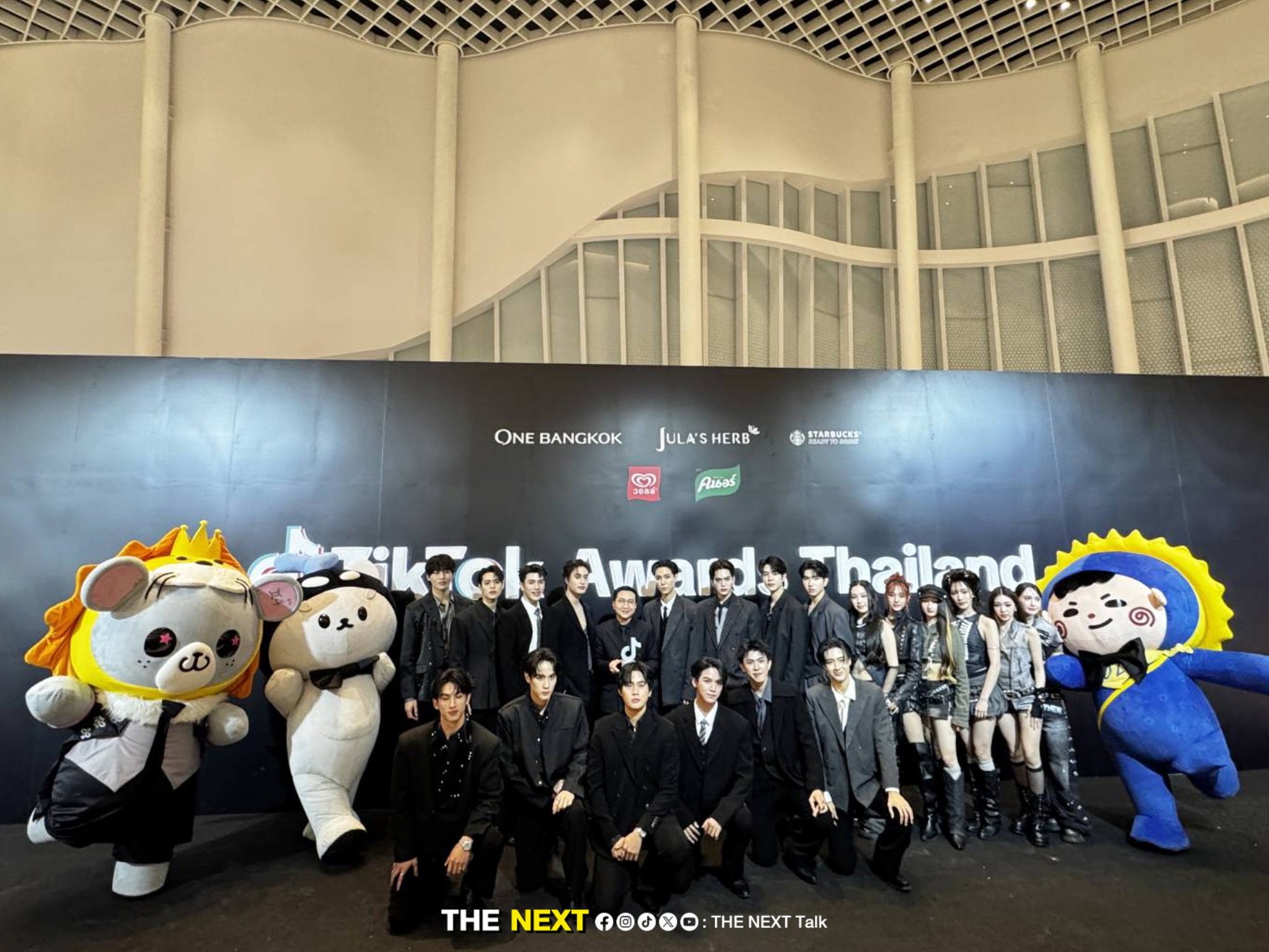 Các sao nữ được đứng nhưng bị xếp vào góc làm nền cho sao nam