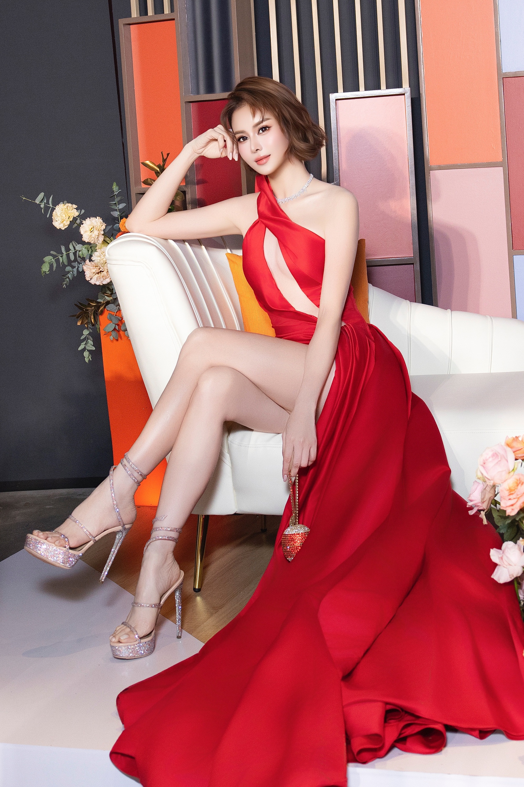 Người đẹp tích cực tham gia thời trang và dự án cộng đồng