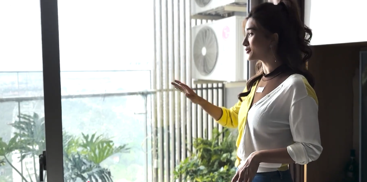 Ban công trồng cây xanh và cửa kính lớn