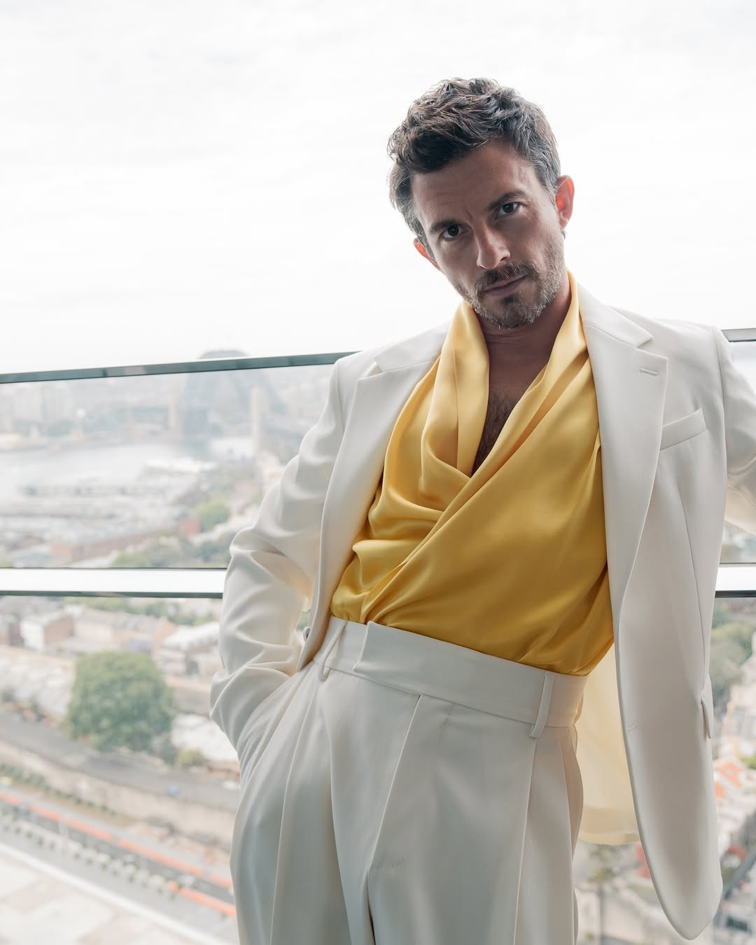 Chân dung người đàn ông quyến rũ nhất 2025- Ảnh 6. Tính cách và sở thích riêng của Jonathan Bailey