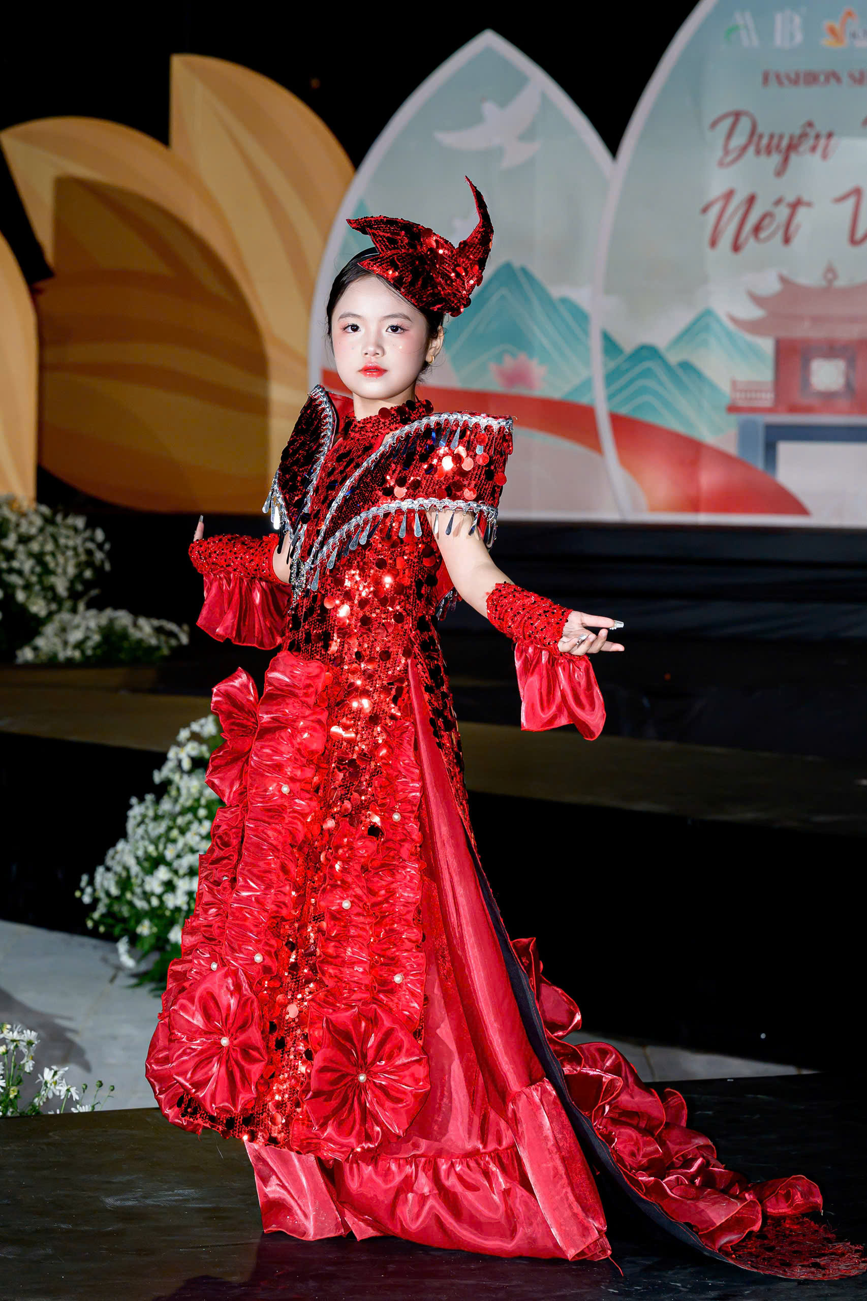 Vũ Ngọc Bảo Trâm trong trang phục rực rỡ