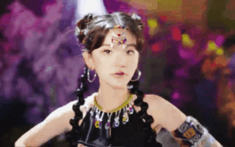 Nguyễn Ngọc Kim Cương thực hiện động tác nhảy trên nước