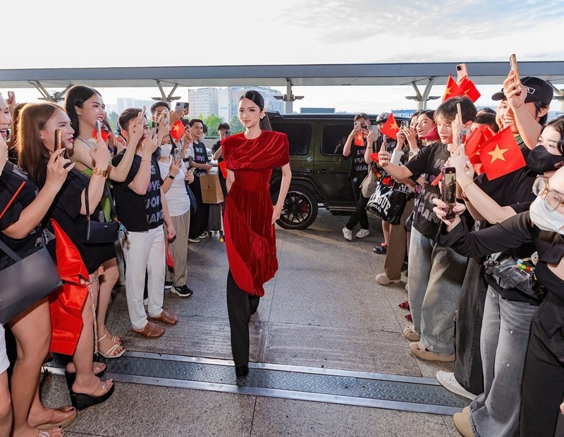 Khán giả cổ vũ Hương Giang khi lên đường thi đấu Hương Giang được fan cổ vũ trước khi đi thi