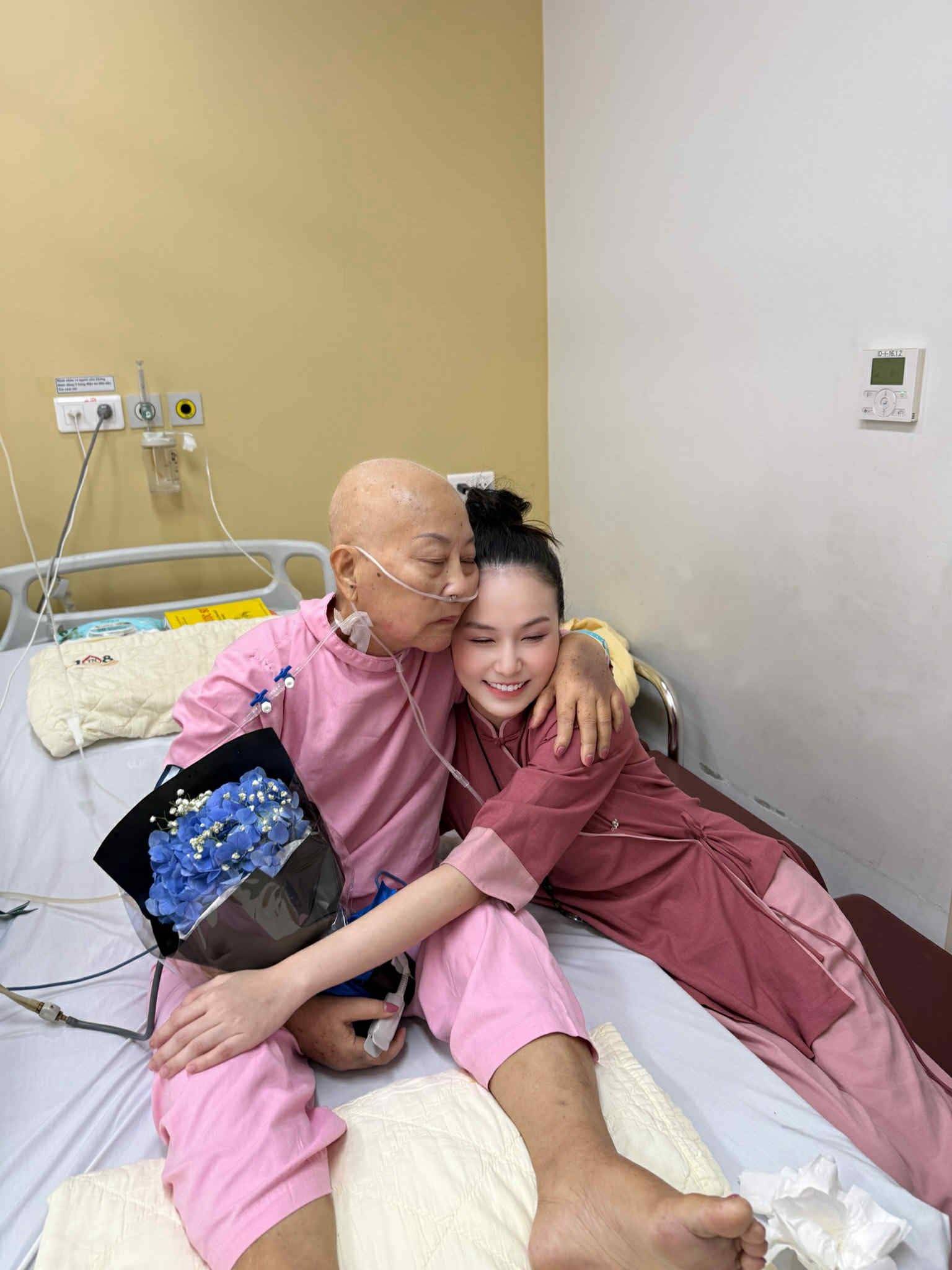 Mẹ Tuấn Hưng trong thời gian điều trị bên con dâu