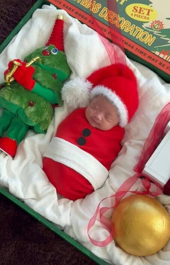 Bài đăng của minh tinh Vườn Sao Băng gây tranh cãi, bị netizen chỉ trích: “Cô coi con là vật trang trí ư? Lee Si Young và con gái trong bộ trang phục Noel