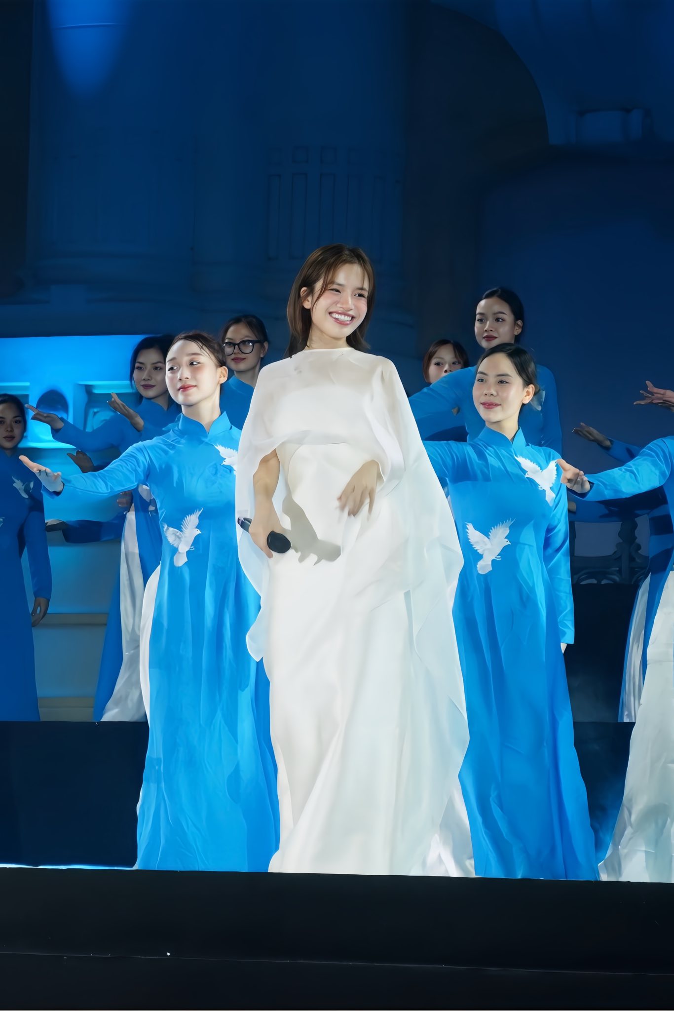 Lâm Bảo Ngọc được gọi là nữ thần mở màn concert quốc gia