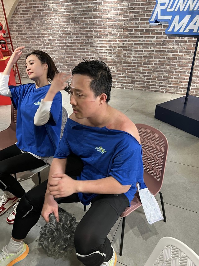 Hình ảnh hậu trường với vẻ ngoài mệt mỏi của Trấn Thành