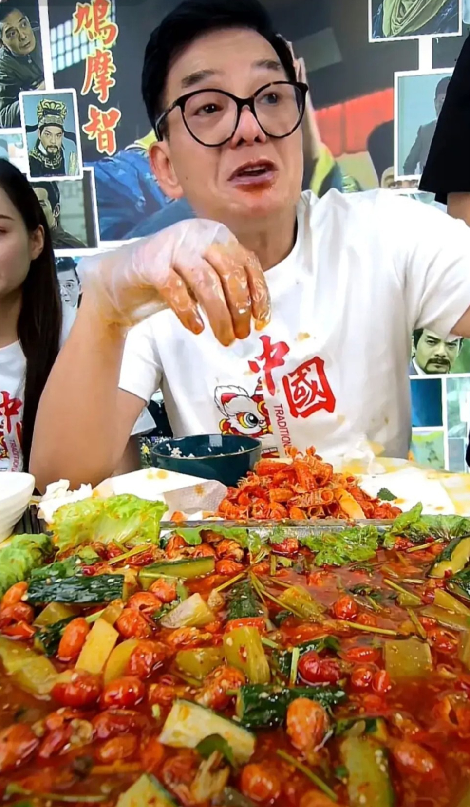 Lý Quốc Lân biểu diễn tại khu du lịch Ông biểu diễn cùng mỹ nữ tại khu du lịch