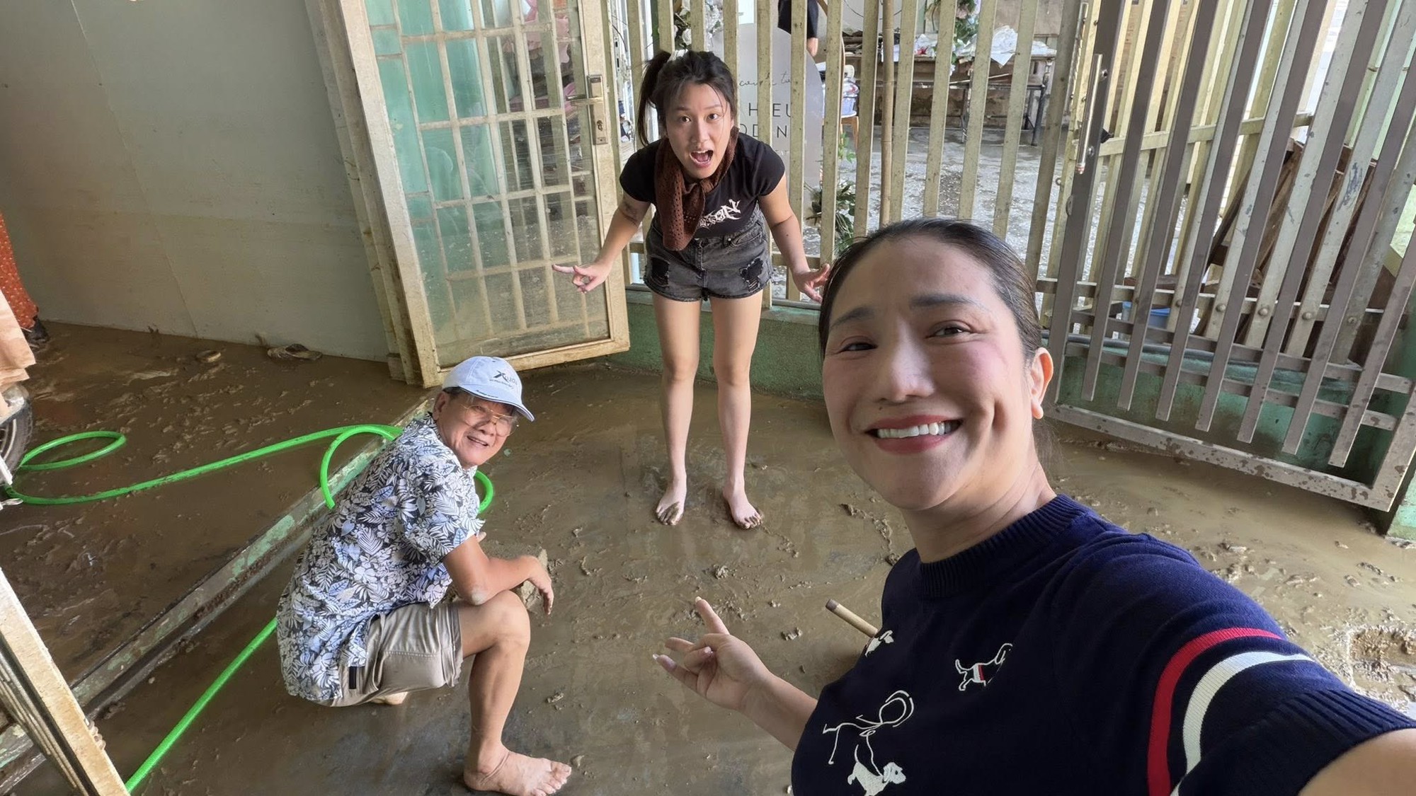 Hiện trạng nhà sau bão Ngôi nhà bị ngập trong bùn đất