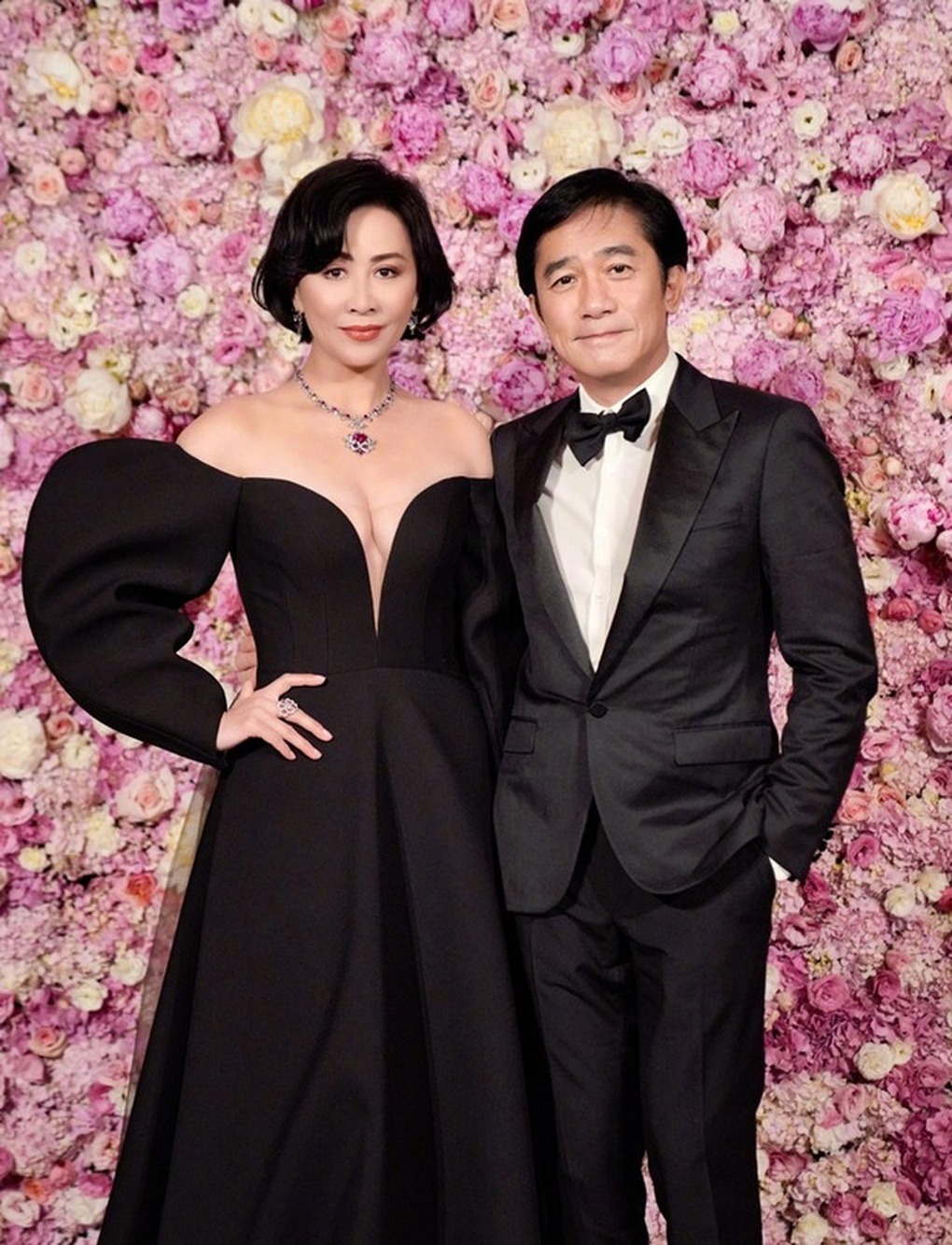 Vừa lộ file ghi âm nói xấu cả showbiz 43 phút, đạo diễn gạo cội bị lật tẩy thêm trò biến thái, 'tra tấn' hàng chục diễn viên- Ảnh 3. Vợ chồng Lương Triều Vỹ - Lưu Gia Linh 'khổ trăm bề' khi đóng phim của Vương Gia Vệ