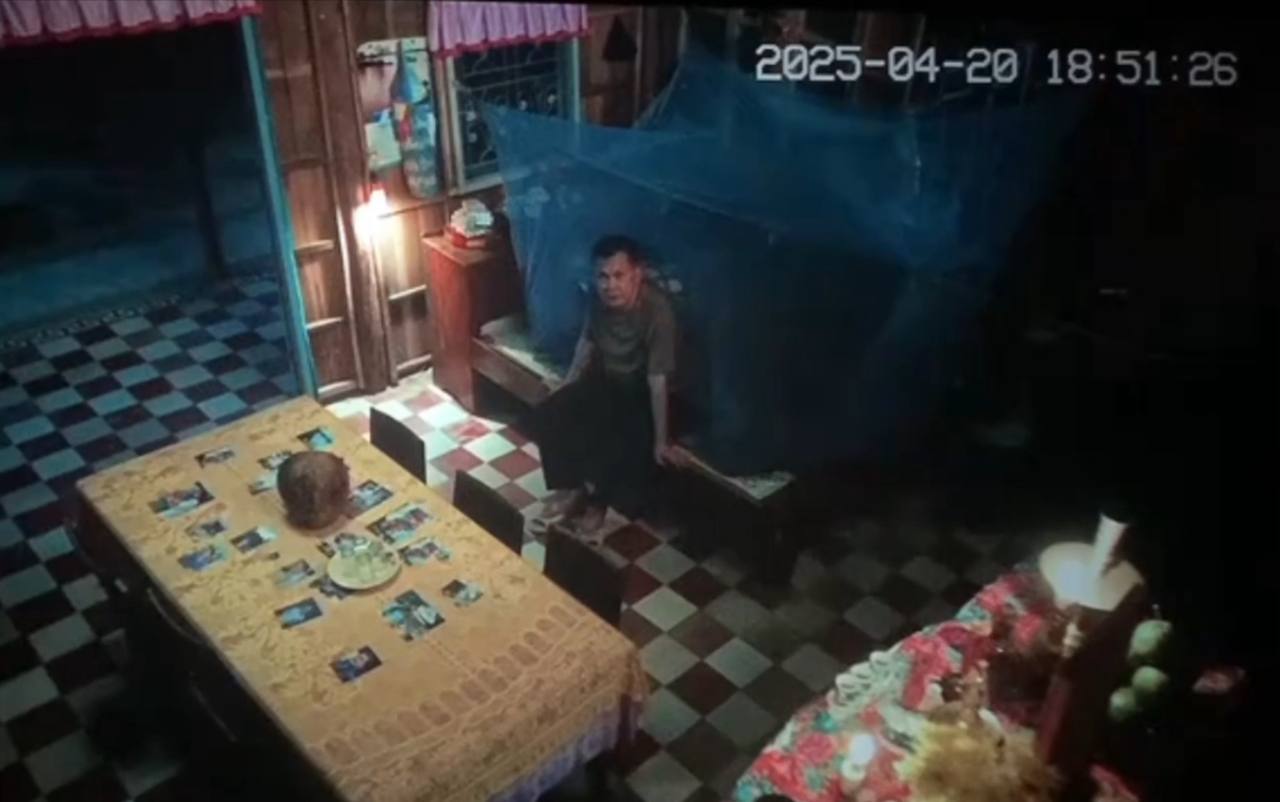 Cảnh người đàn ông miền Tây khóc lóc cầu xin 1 điều qua camera khiến hàng triệu người không thở nổi- Ảnh 1. Người đàn ông miền Tây khóc lóc cầu xin qua camera