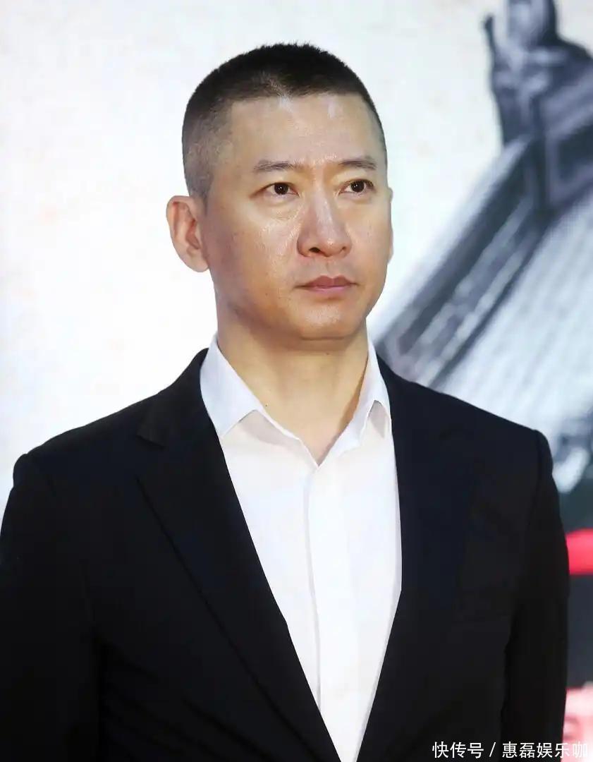 Linh vị cha mẹ trên bàn gỗ trong nhà Châu Kiệt