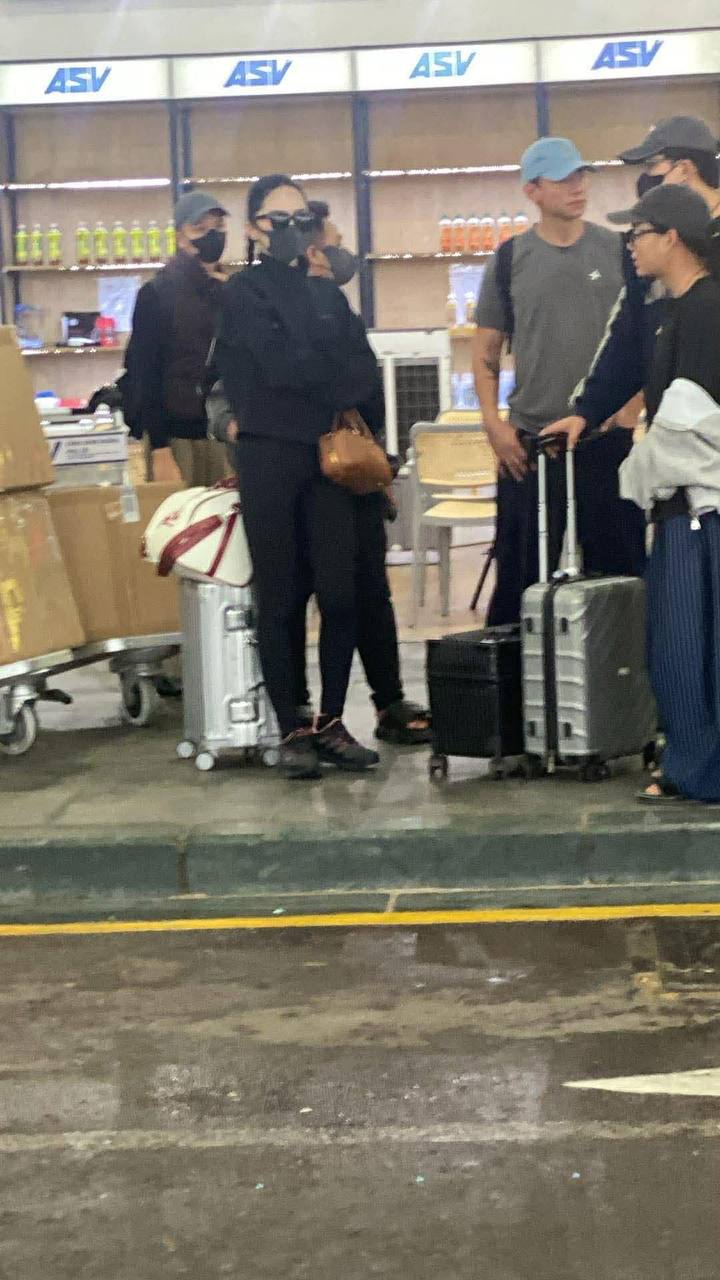 Hương Giang diện đồ đen, đeo khẩu trang cùng bạn trai tại sân bay