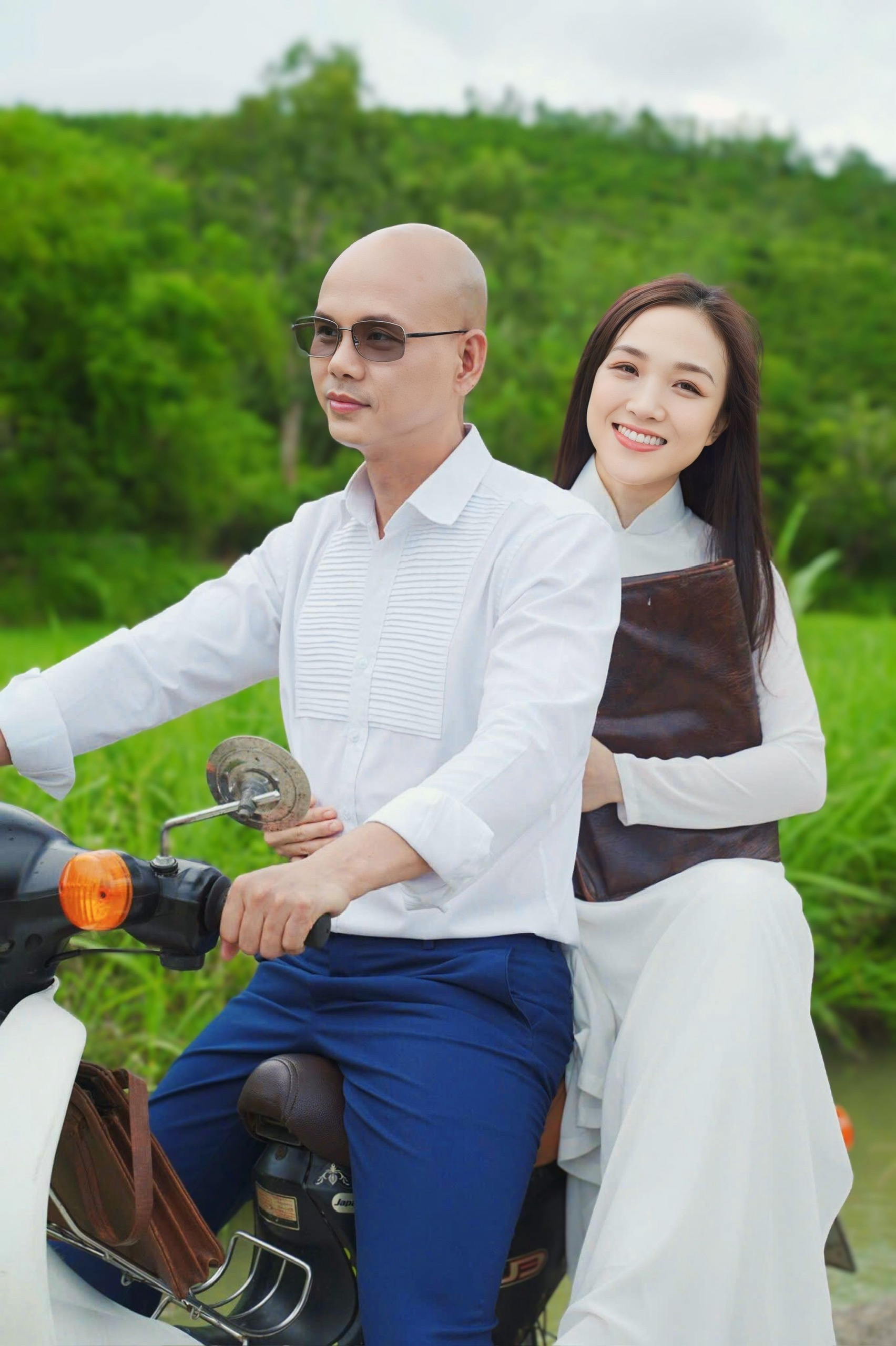 Phan Đinh Tùng và bà xã trong MV
