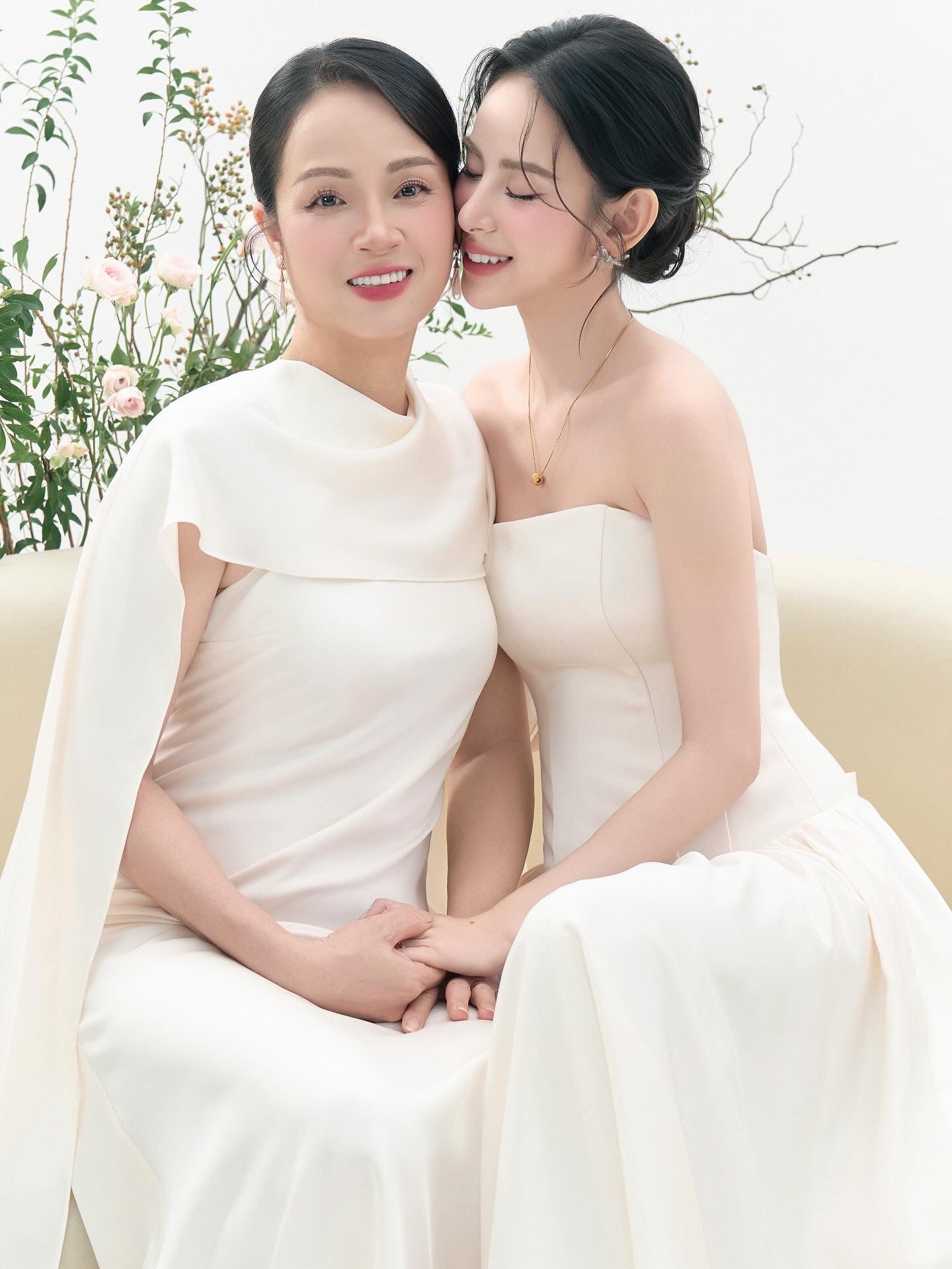 Bộ ảnh xinh đẹp của mẹ con Hương Liên