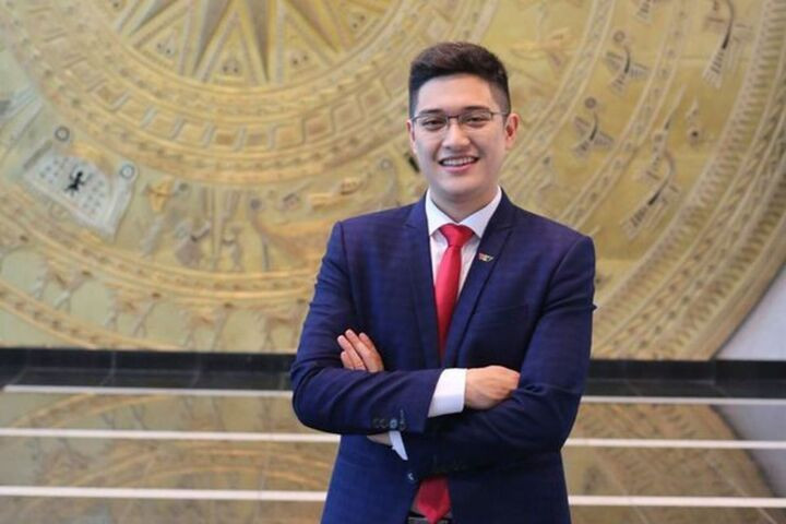 Anh gây ấn tượng với vẻ ngoài điển trai, lối dẫn rõ ràng, mạch lạc