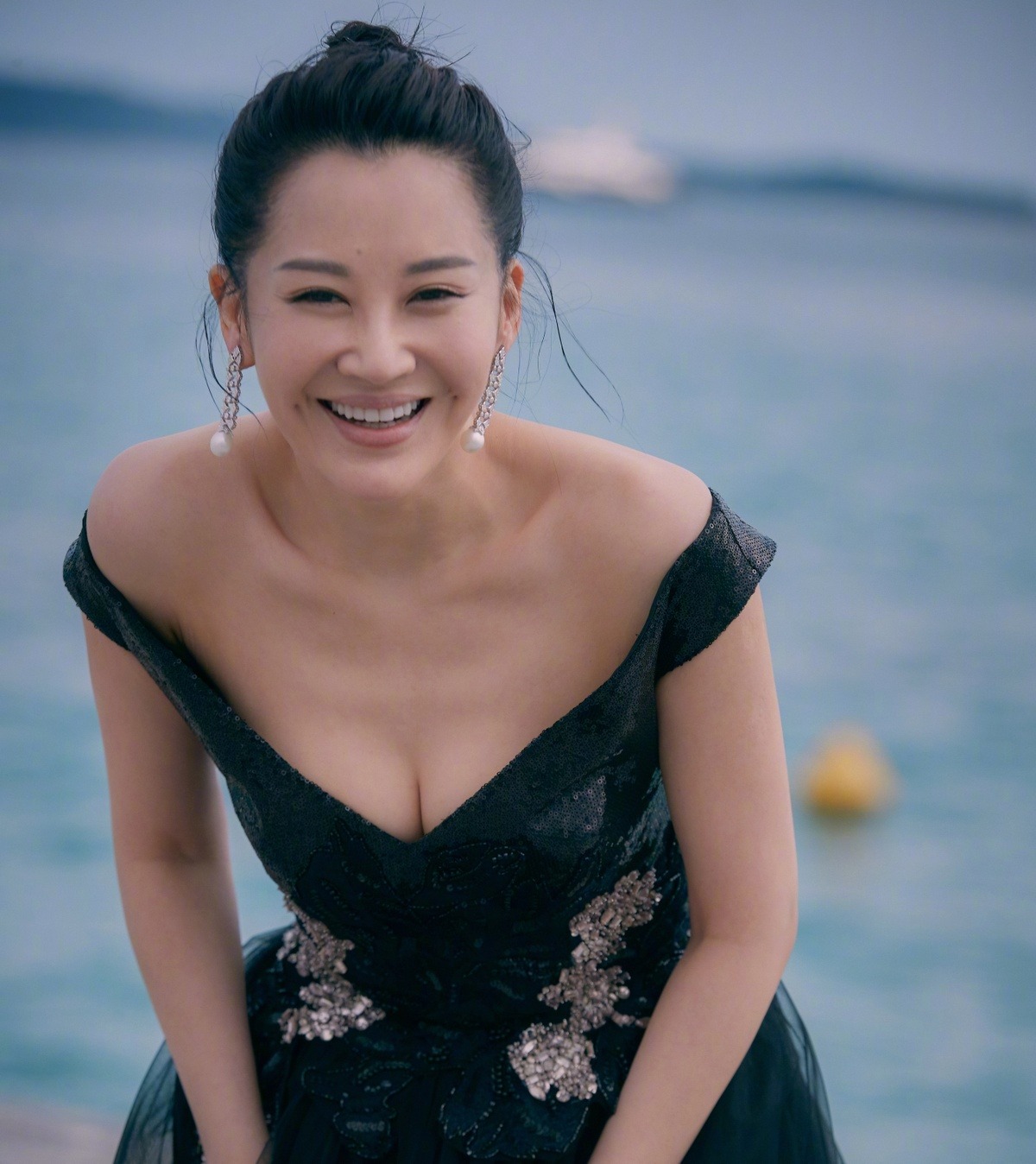 Lý do khiến nữ diễn viên H.T bị cấm sóng vĩnh viễn- Ảnh 2. Hứa Tình bị tố cáo nằm trong số 100 cô nhân tình của Lại Tiểu Dân