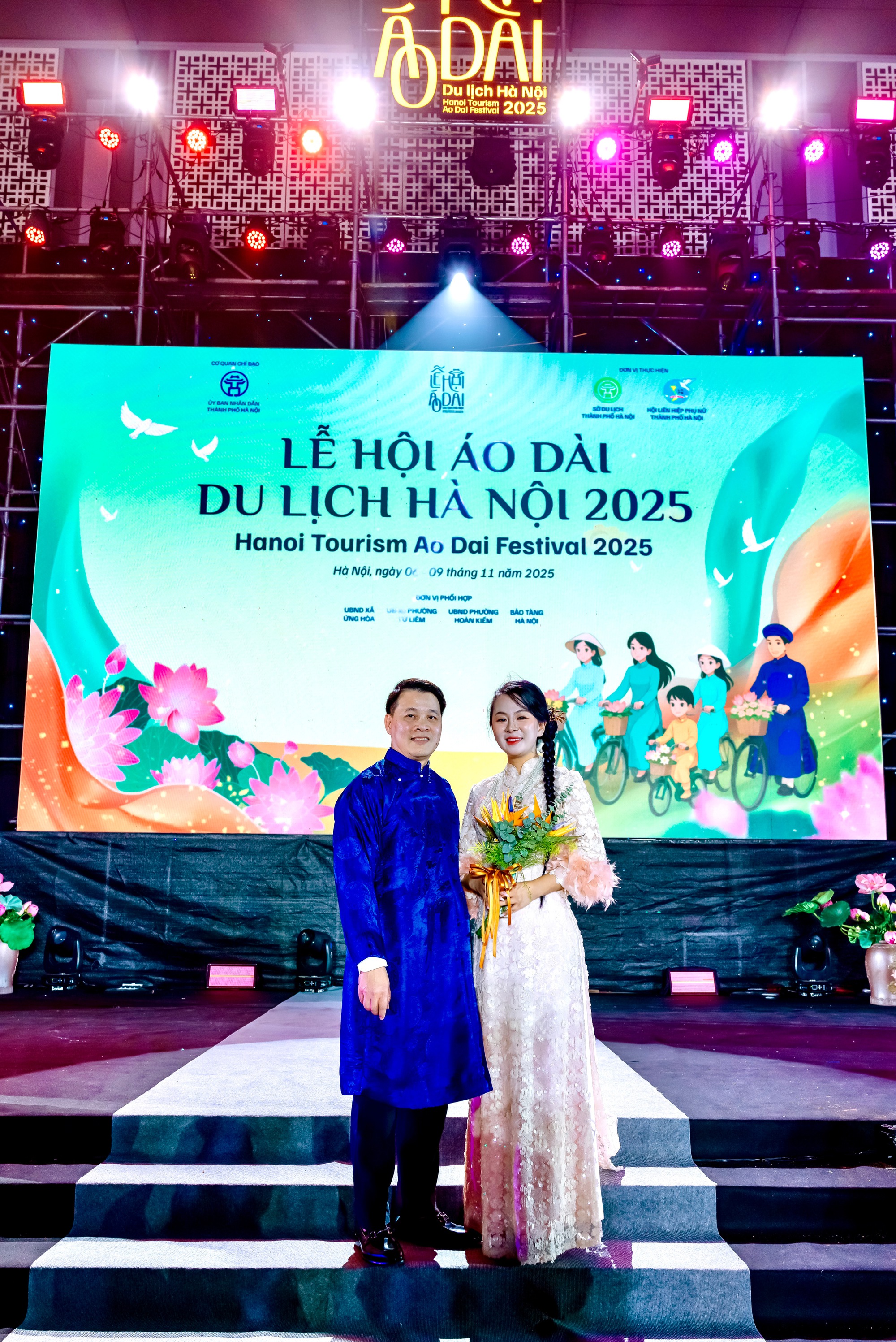 Bộ sưu tập của NTK Vũ Thảo Giang gây ấn tượng tại Lễ hội Áo dài Du lịch 2025- Ảnh 1. NTK Vũ Thảo Giang (bên phải)