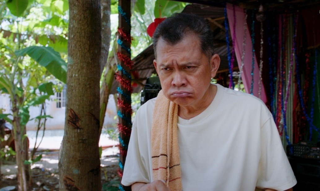 Cảnh người đàn ông miền Tây khóc lóc cầu xin 1 điều qua camera khiến hàng triệu người không thở nổi- Ảnh 7. NSƯT Hữu Châu trong vai Sáu Sếu