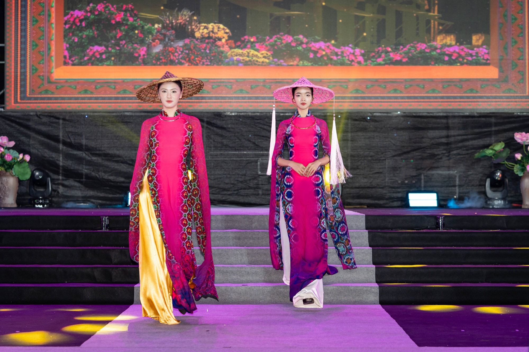 Bộ sưu tập của NTK Vũ Thảo Giang gây ấn tượng tại Lễ hội Áo dài Du lịch 2025- Ảnh 2. Thiết kế áo dài lấy cảm hứng từ nghệ thuật thêu ren