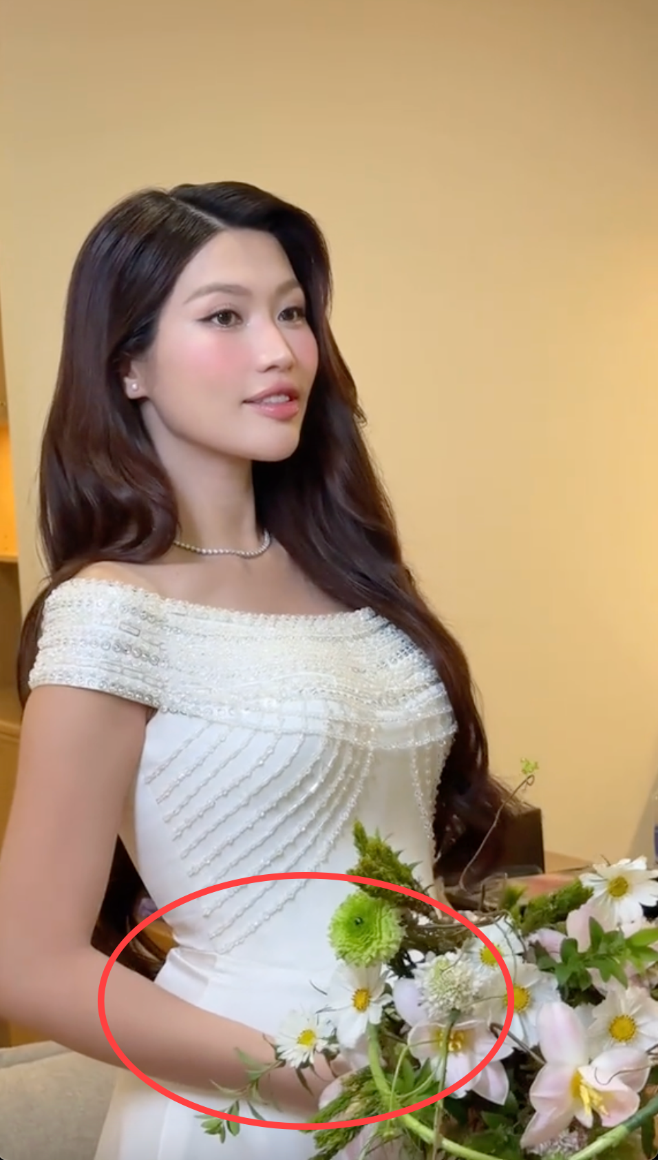 Á hậu Quỳnh Châu lộ vòng 2 khác lạ trong lễ cưới Quỳnh Châu lộ vòng 2 rõ nét trong váy bó sát