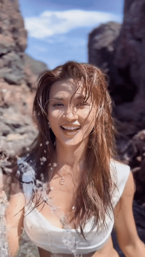 Kim Tuyến khoe vẻ đẹp quyến rũ