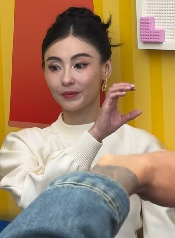 Khác biệt rõ rệt trên gương mặt Trương Bá Chi