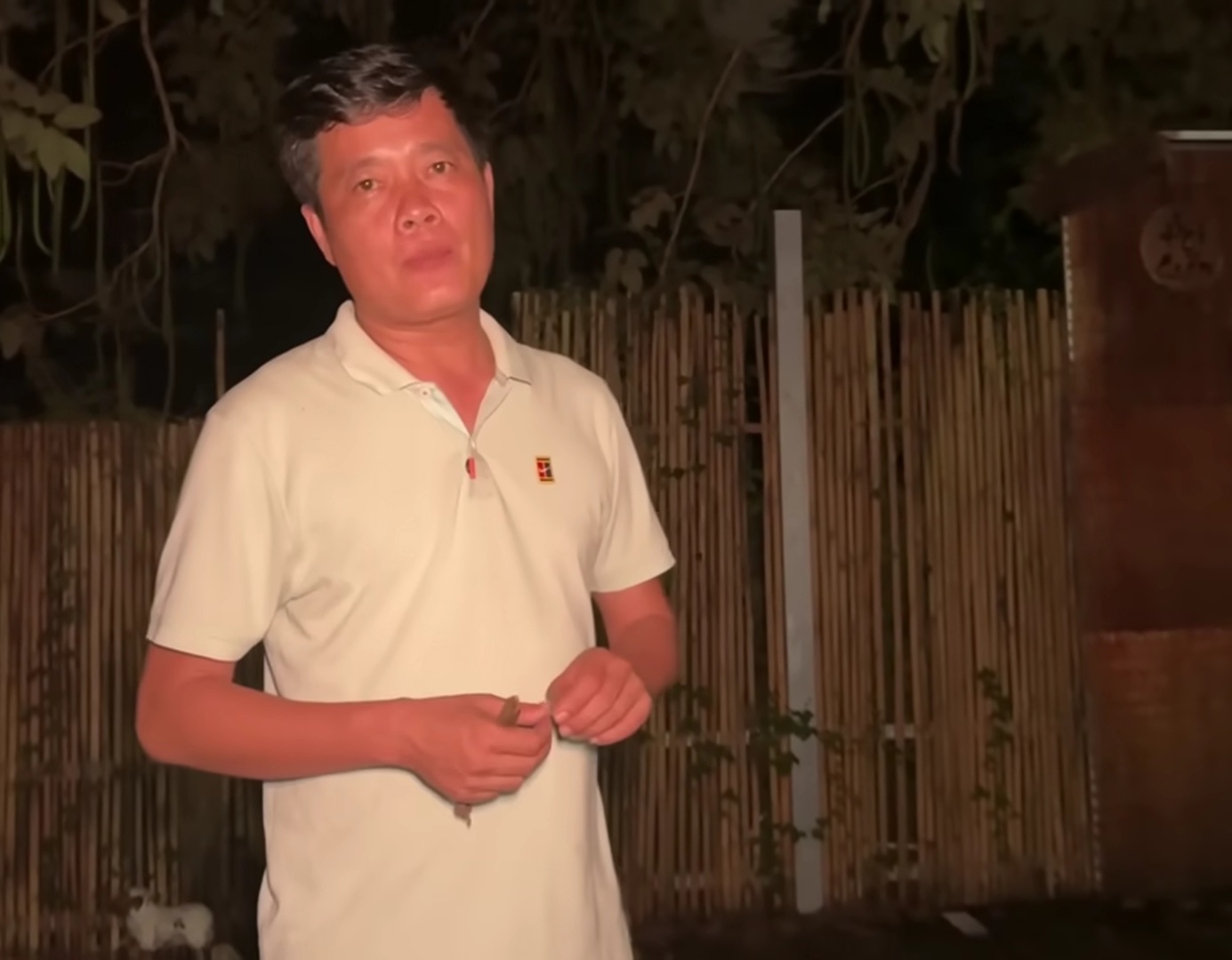 Khương Dừa nhìn cảnh Hội quán hoang vắng