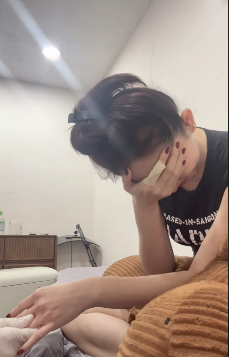 Tóc Tiên đau đớn khi xoá hình xăm