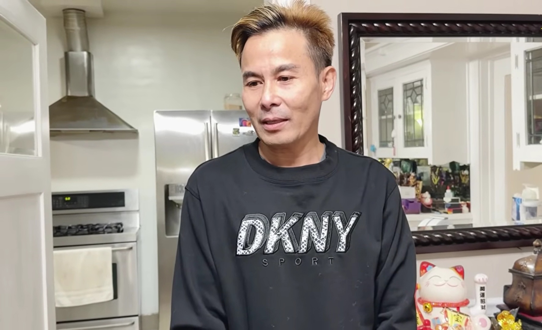 Ca sĩ Phi Vũ tặng quà cho Thúy Nga