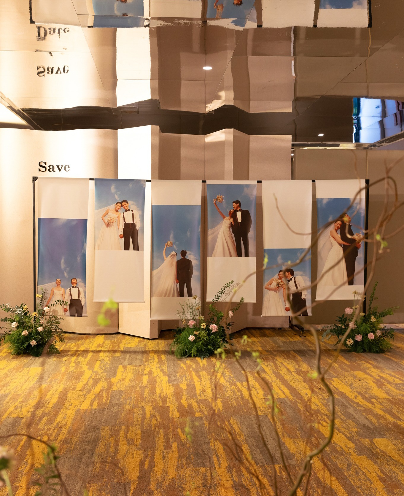 Ảnh cưới của cặp đôi được đặt dọc lối đi Ảnh cưới đặt dọc lối đi