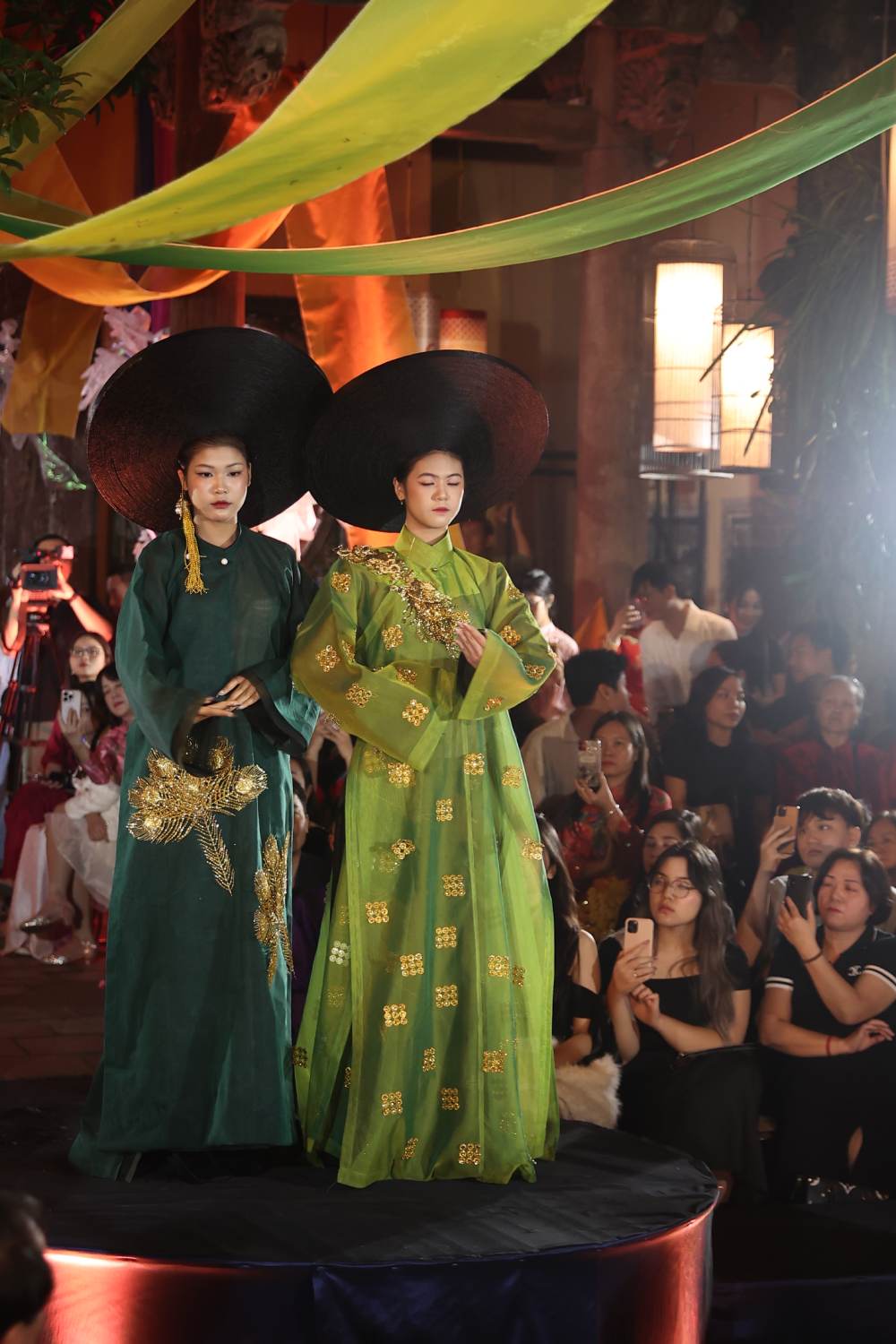 Chương trình kết hợp múa và ánh sáng