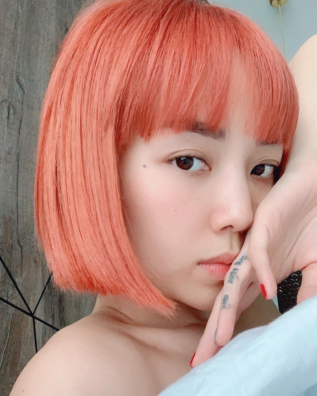 Hình xăm chữ Love trên ngón áp út của Tóc Tiên