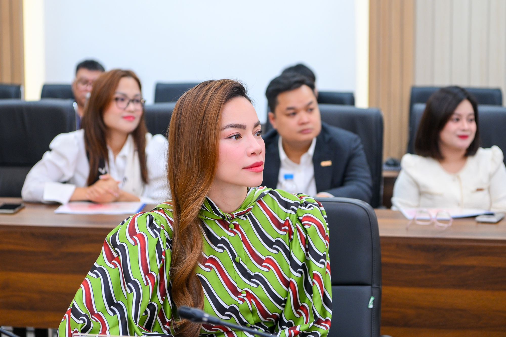 Hồ Ngọc Hà lắng nghe thuyết trình dự án