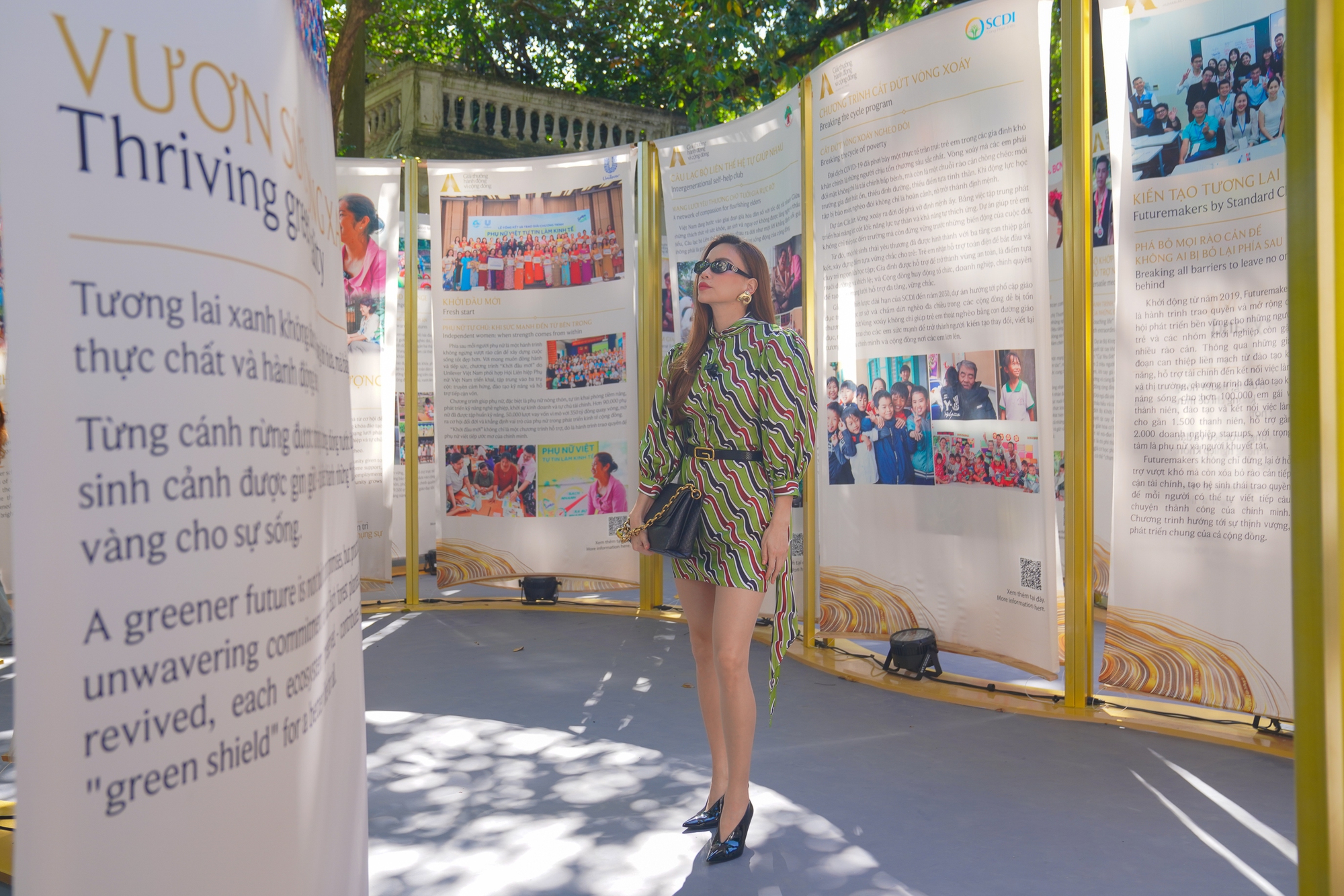 Hồ Ngọc Hà nổi bật tại khu vực triển lãm