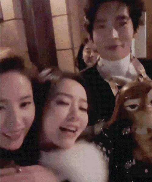 Lưu Diệc Phi thân mật khoác vai Vu Thích Lưu Diệc Phi khoác vai thân mật Vu Thích